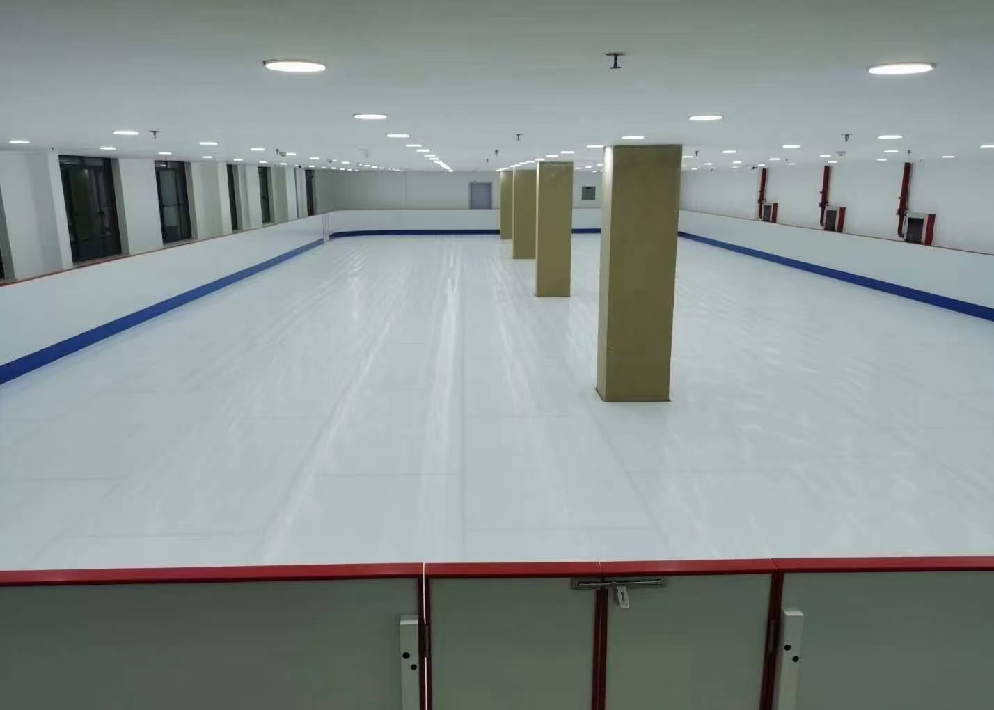 Synthetic ice rink